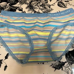 NWT Victoria’s Secret Hiphugger Panty SIZE M